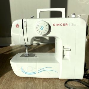 Singer Sewing Machine with all parts in great condition. Purchased in 2020.